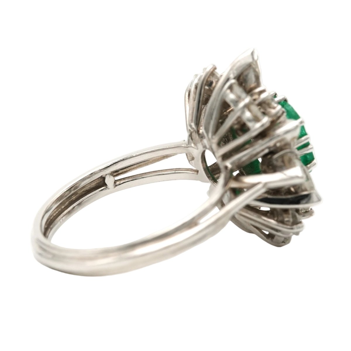 Bague Marguerite en or blanc, émeraude et diamants - Castafiore