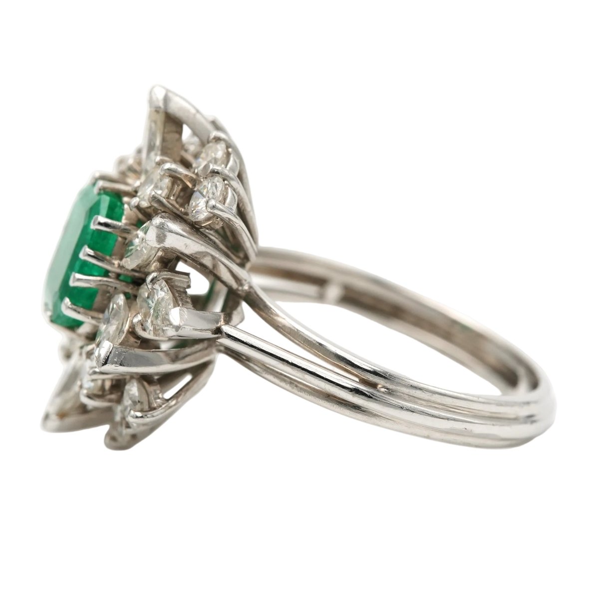 Bague Marguerite en or blanc, émeraude et diamants - Castafiore