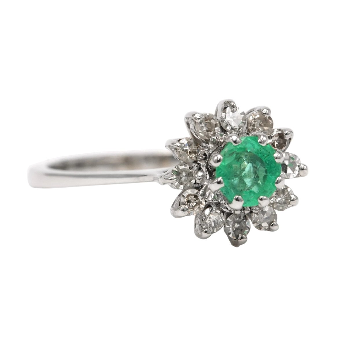 Bague Marguerite en or blanc, émeraudes et diamants - Castafiore