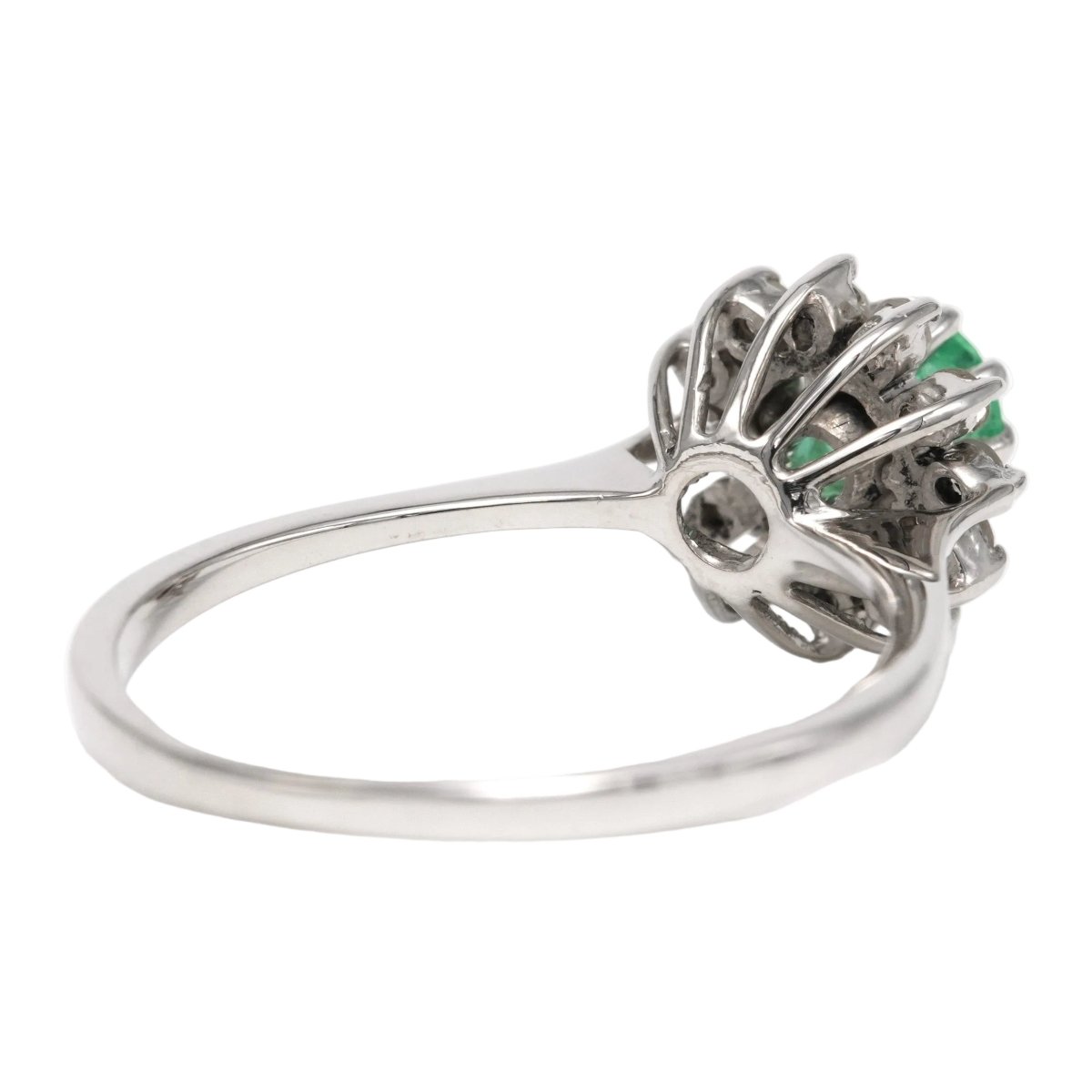 Bague Marguerite en or blanc, émeraudes et diamants - Castafiore