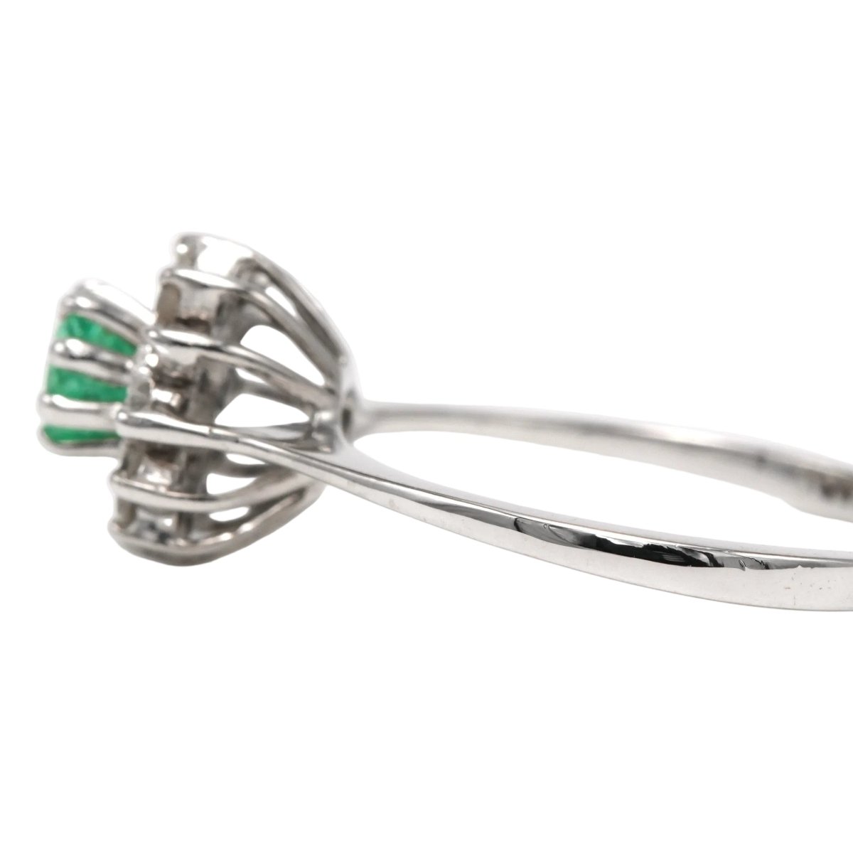 Bague Marguerite en or blanc, émeraudes et diamants - Castafiore