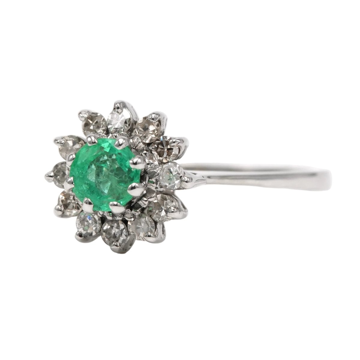 Bague Marguerite en or blanc, émeraudes et diamants - Castafiore