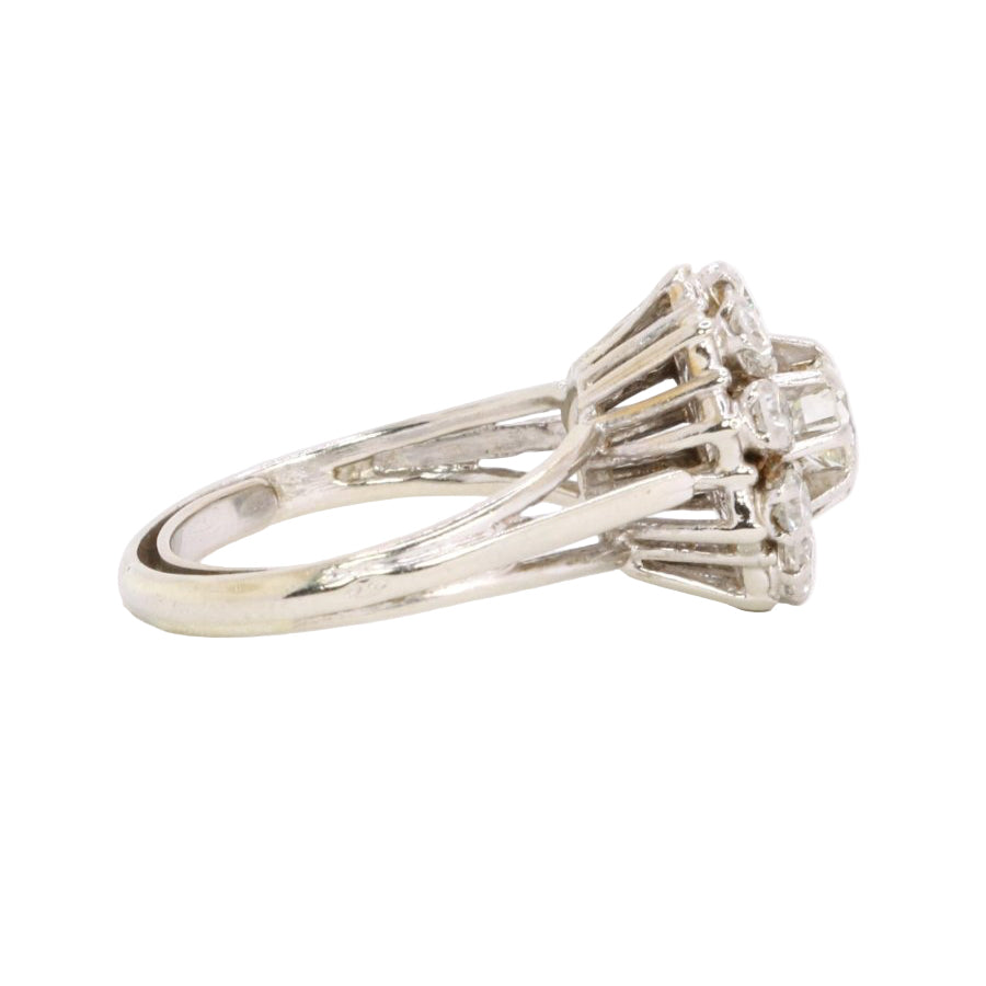 Bague marguerite en or blanc et diamants - Castafiore