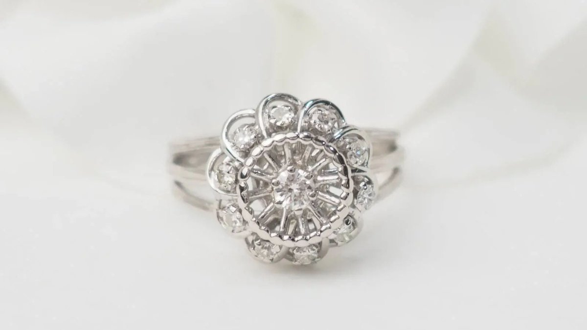 Bague marguerite en or blanc et diamants - Castafiore