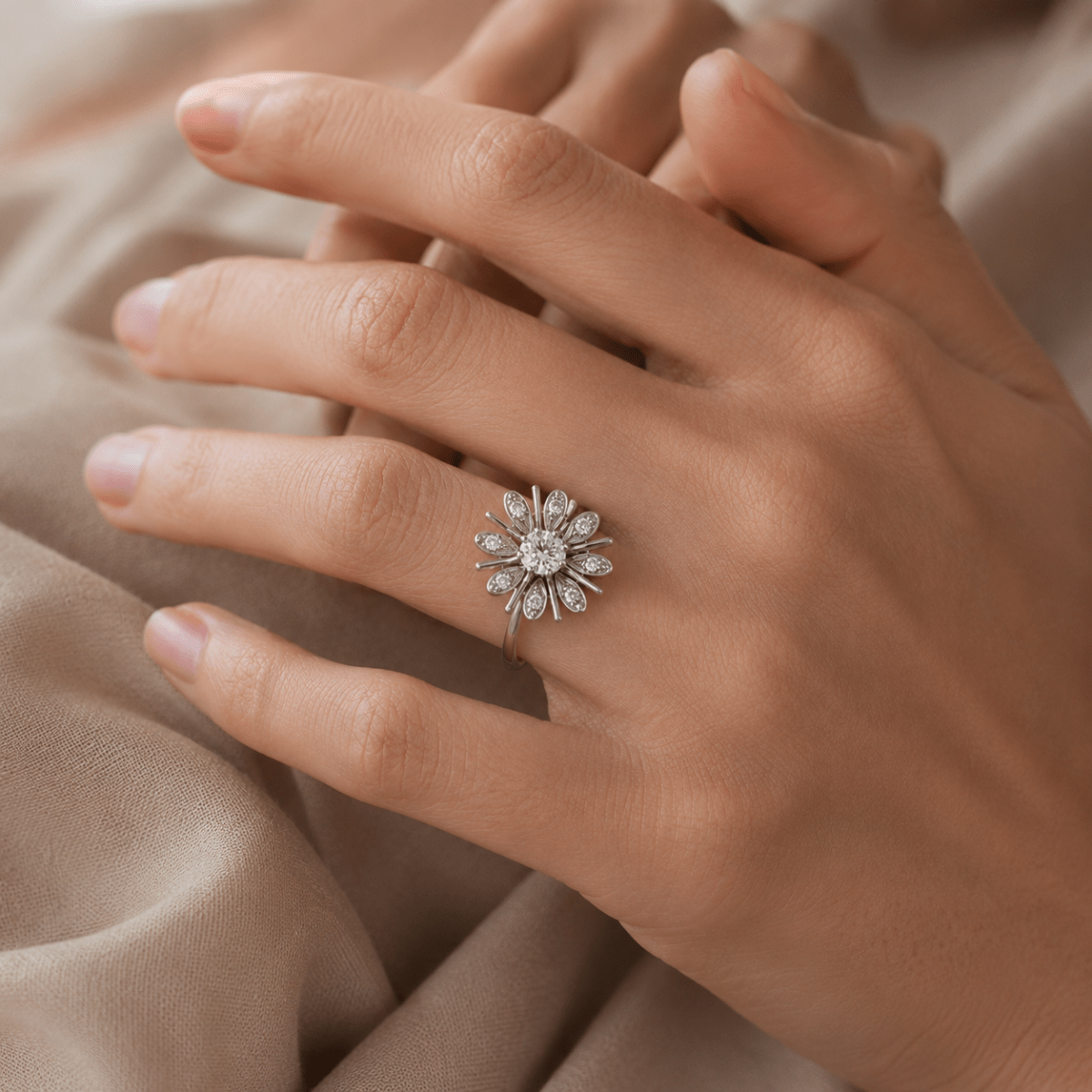 Bague Marguerite en or blanc et diamants - Castafiore