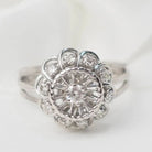 Bague marguerite en or blanc et diamants - Castafiore