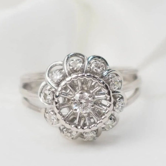 Bague marguerite en or blanc et diamants - Castafiore