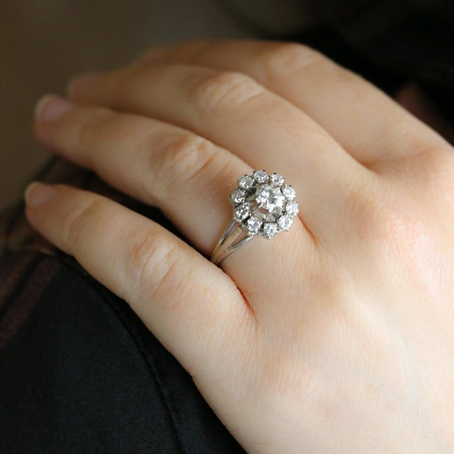 Bague marguerite en or blanc et diamants - Castafiore