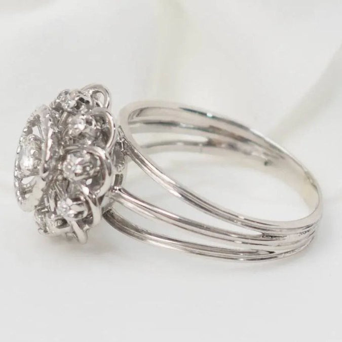 Bague marguerite en or blanc et diamants - Castafiore