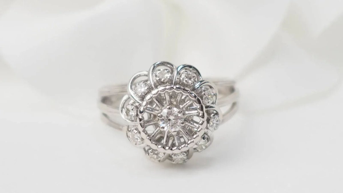 Bague marguerite en or blanc et diamants - Castafiore