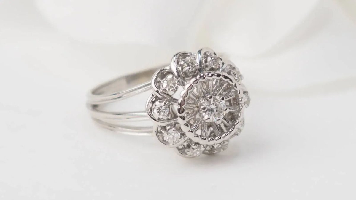 Bague marguerite en or blanc et diamants - Castafiore