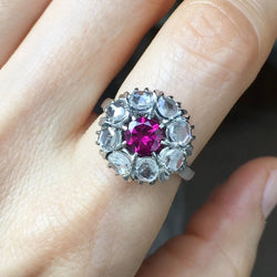 Bague Marguerite en or blanc, grenat et diamants - Castafiore