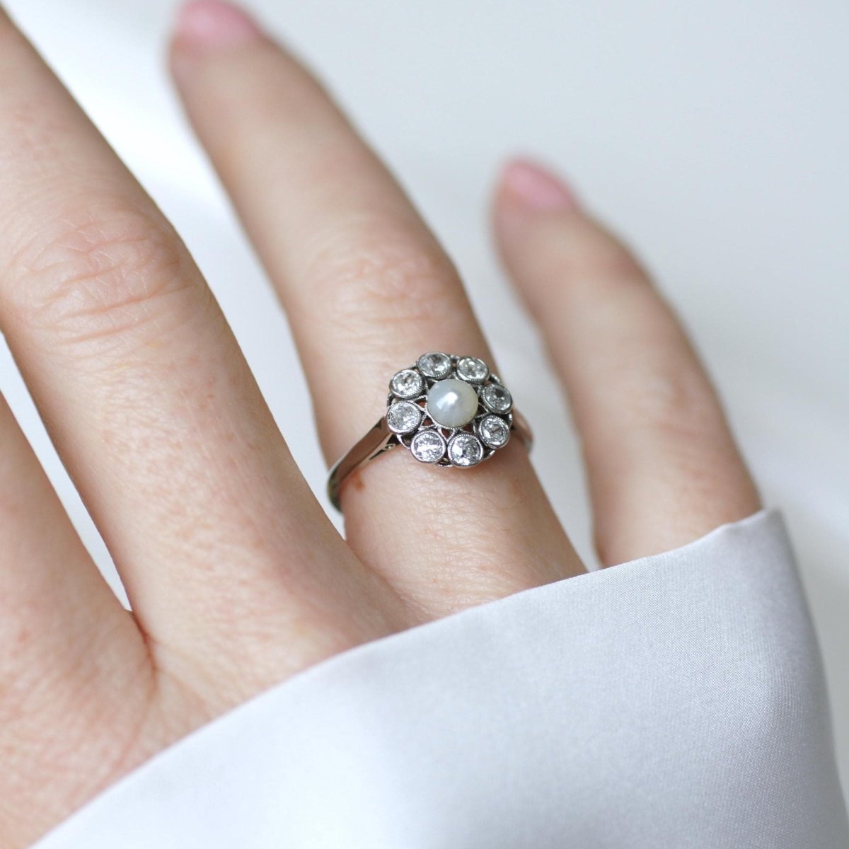 Bague Marguerite en or blanc, perle, et diamants - Castafiore