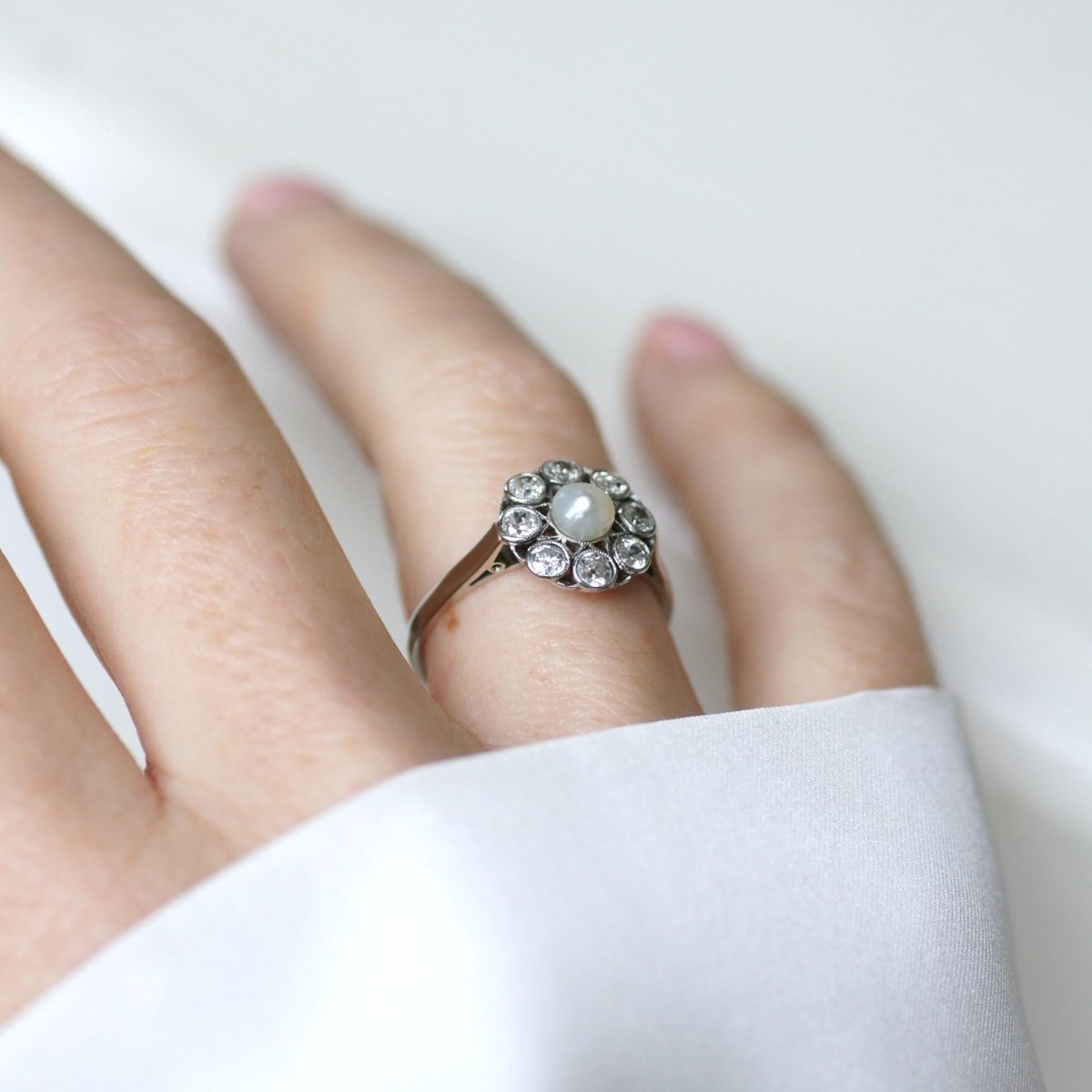 Bague Marguerite en or blanc, perle, et diamants - Castafiore