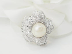 Bague Marguerite en or blanc, perle et diamants - Castafiore