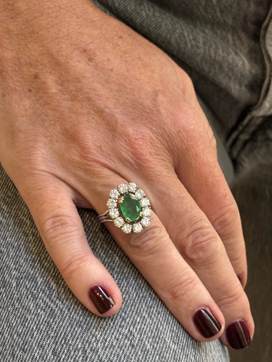 Bague Marguerite en or blanc, platine, émeraude et diamants - Castafiore