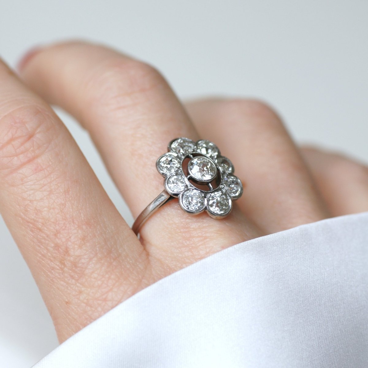 Bague Marguerite en or blanc, platine et diamants - Castafiore