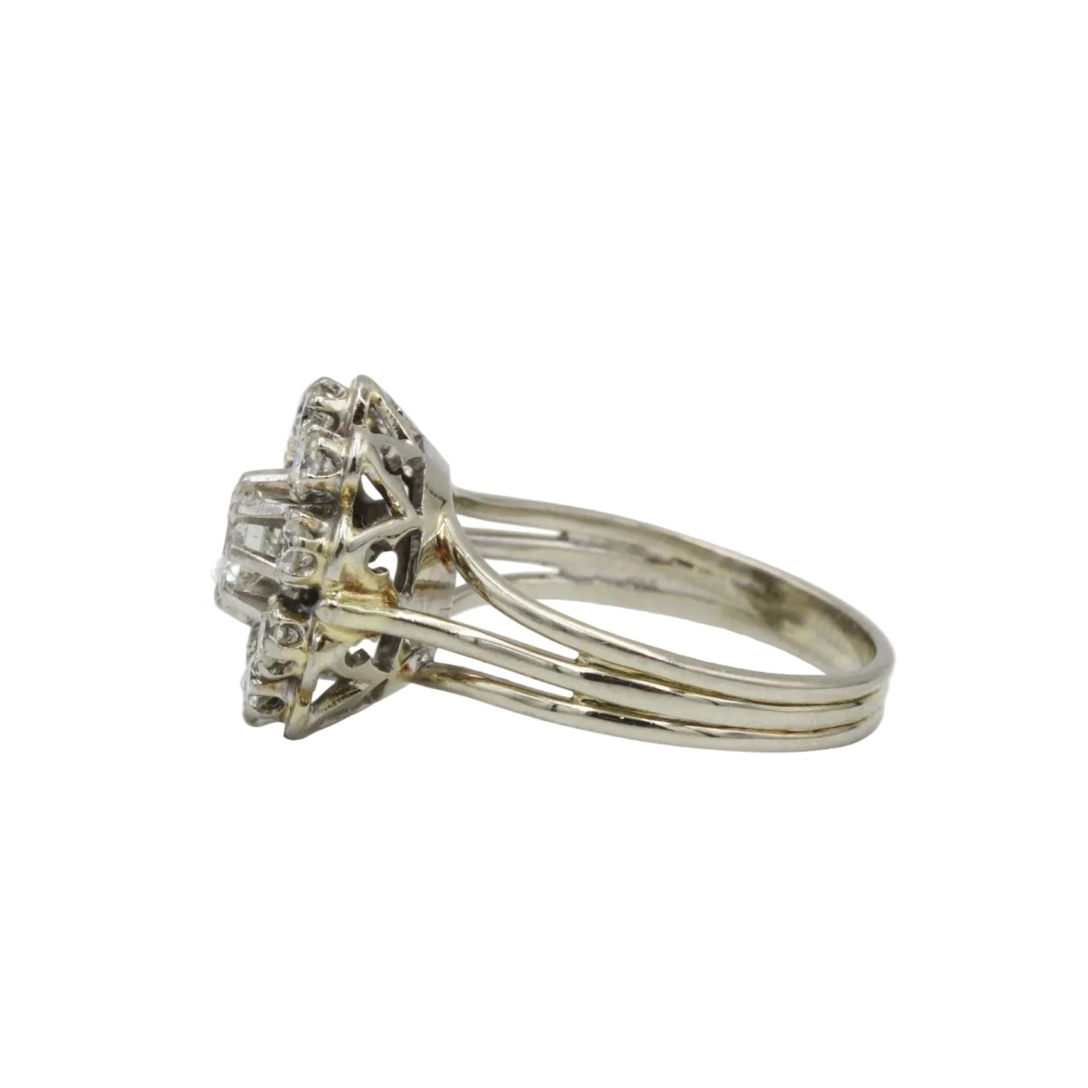 Bague Marguerite en or blanc, platine et diamants - Castafiore