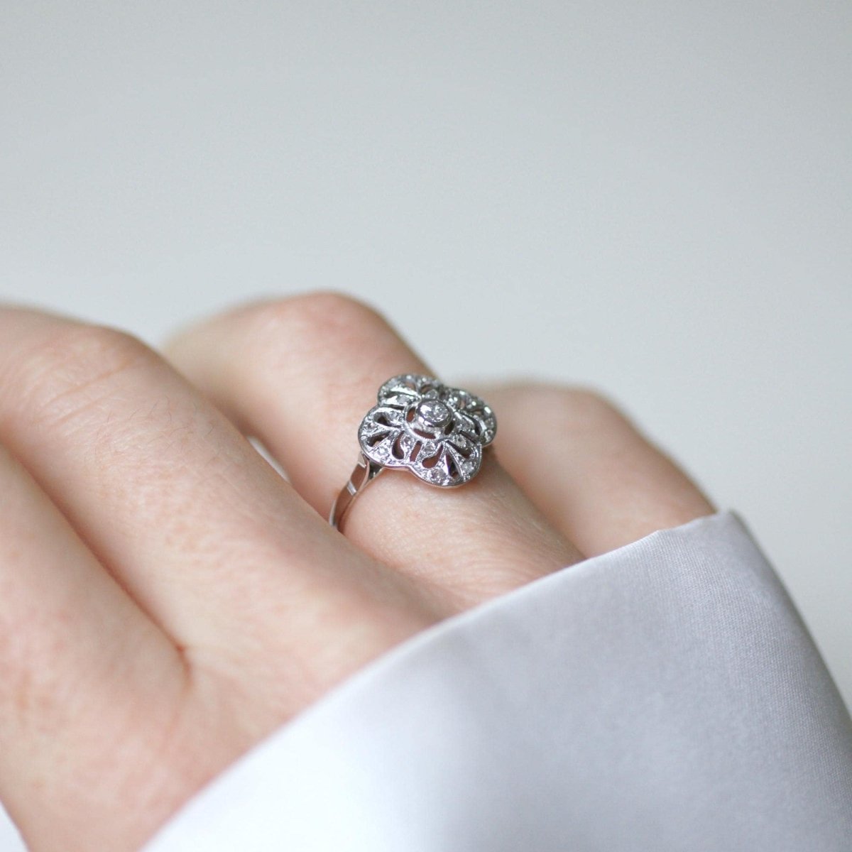 Bague Marguerite en or blanc, platine, et diamants - Castafiore