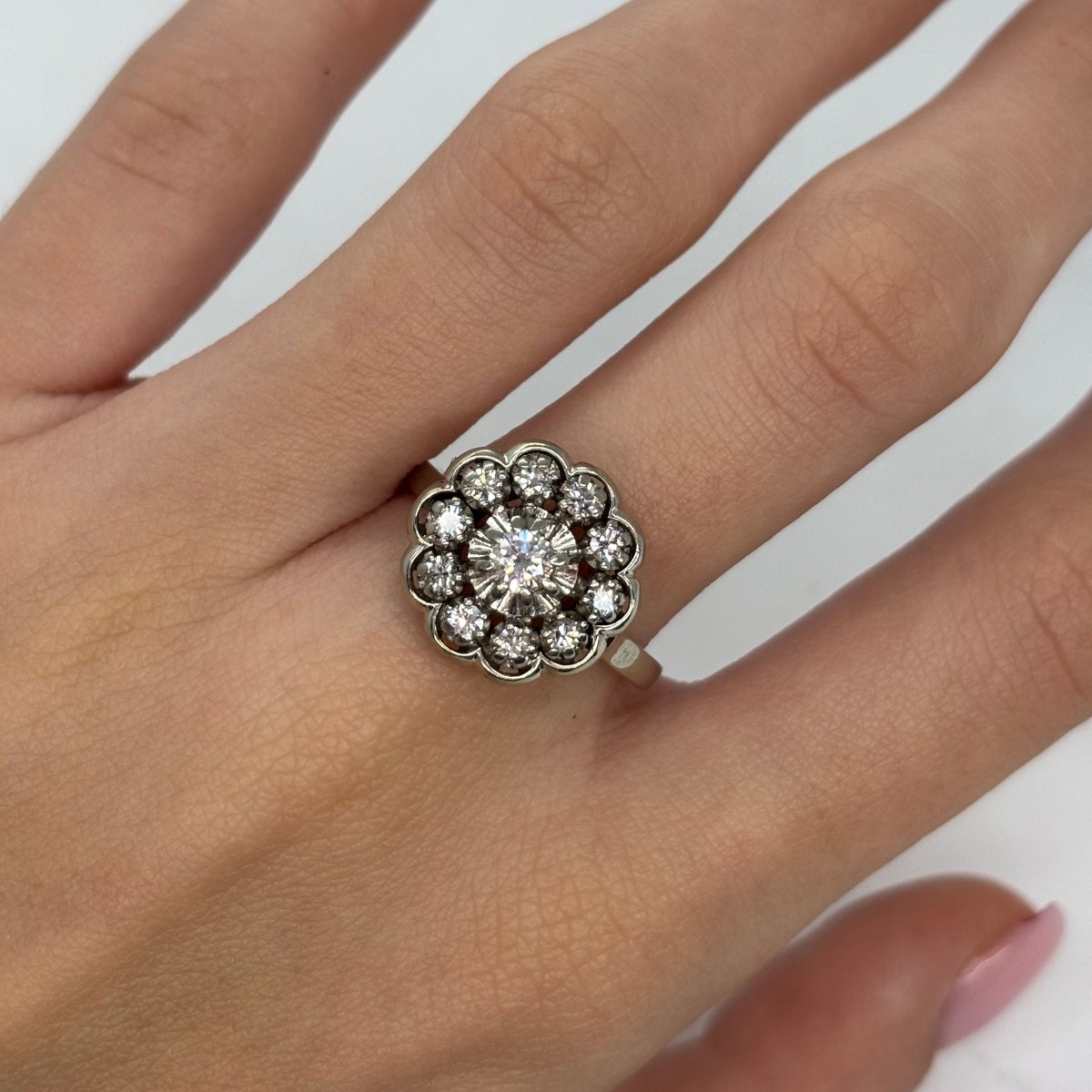 Bague Marguerite en or blanc, platine et diamants - Castafiore