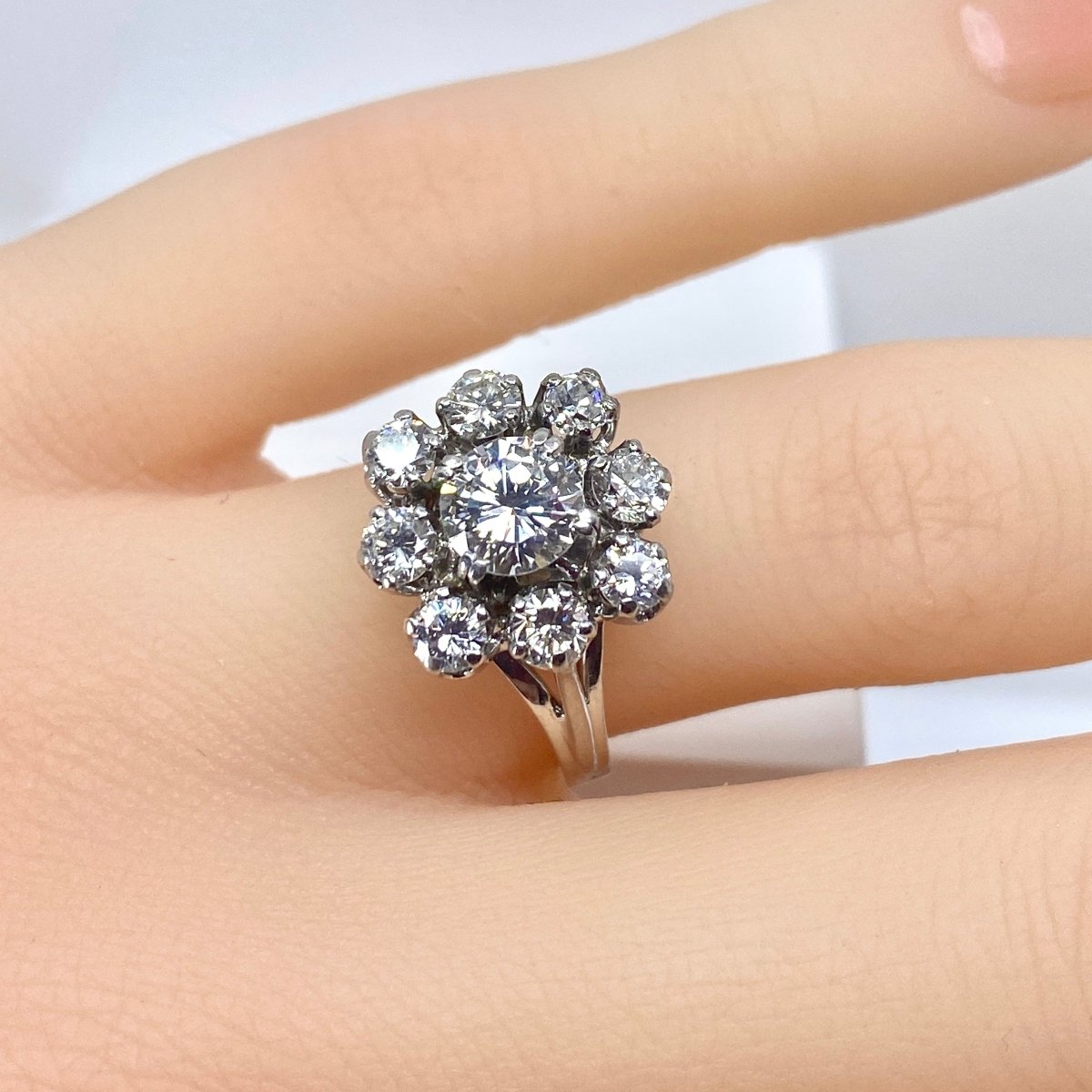 Bague Marguerite en or blanc, platine et diamants - Castafiore