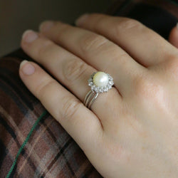 Bague Marguerite en or blanc, platine, perle, et diamants - Castafiore