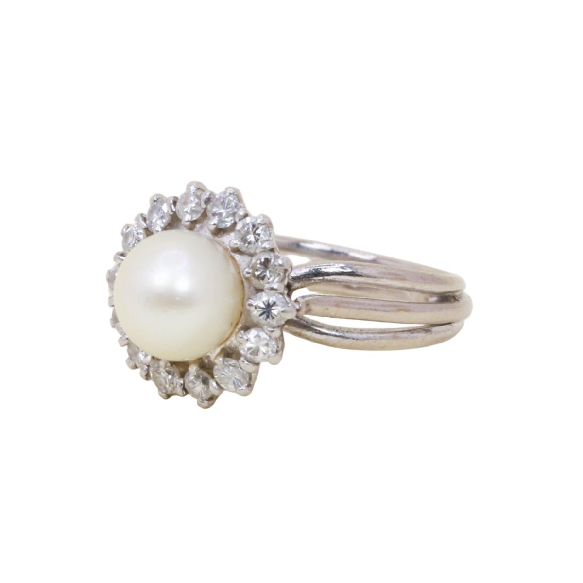 Bague Marguerite en or blanc, platine, perle, et diamants - Castafiore