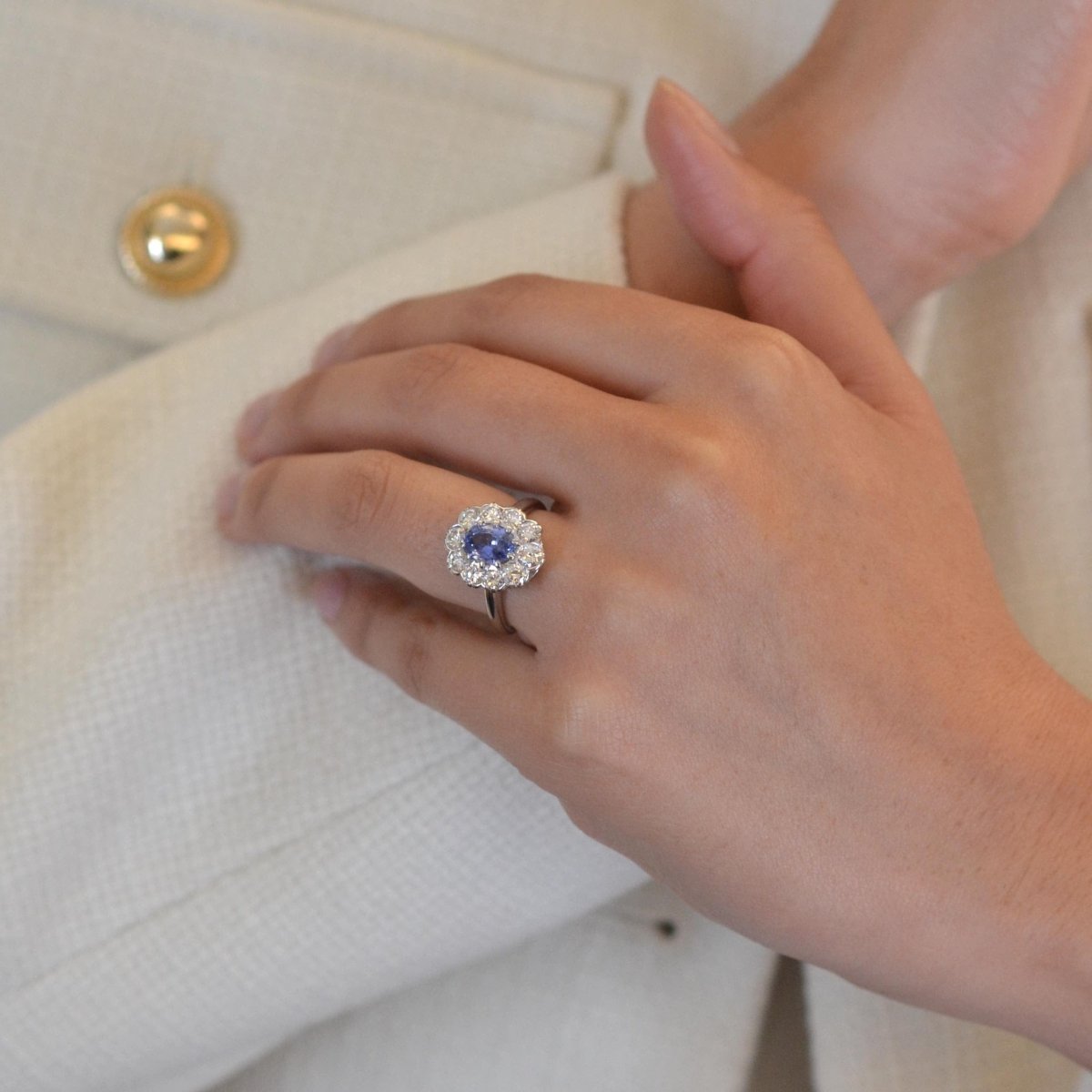 Bague Marguerite en or blanc, platine, saphir et diamants - Castafiore