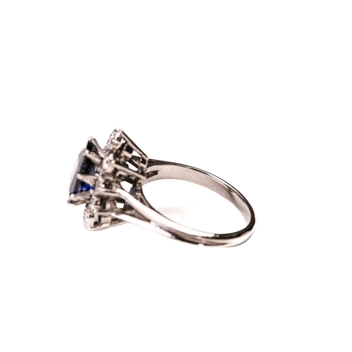 Bague Marguerite en or blanc, platine, saphir et diamants - Castafiore