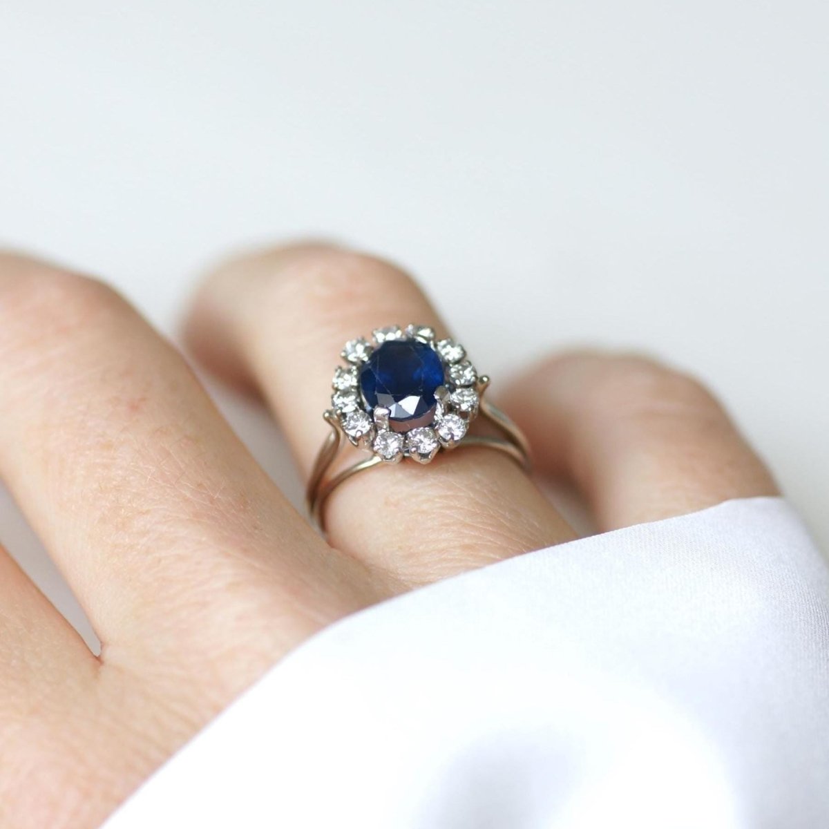 Bague Marguerite en or blanc, platine, saphir et diamants - Castafiore