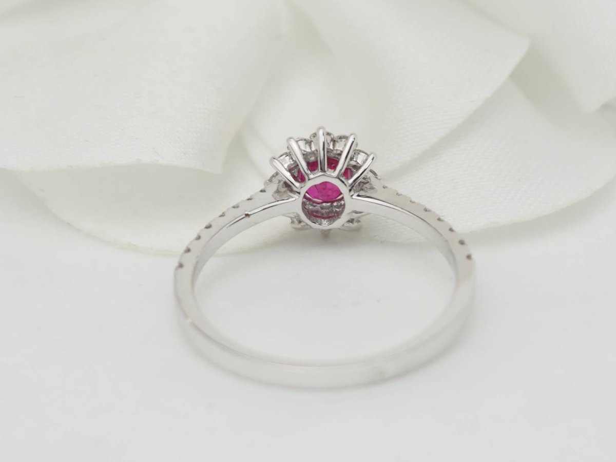 Bague marguerite en or blanc, rubis 0.45ct et diamants - Castafiore