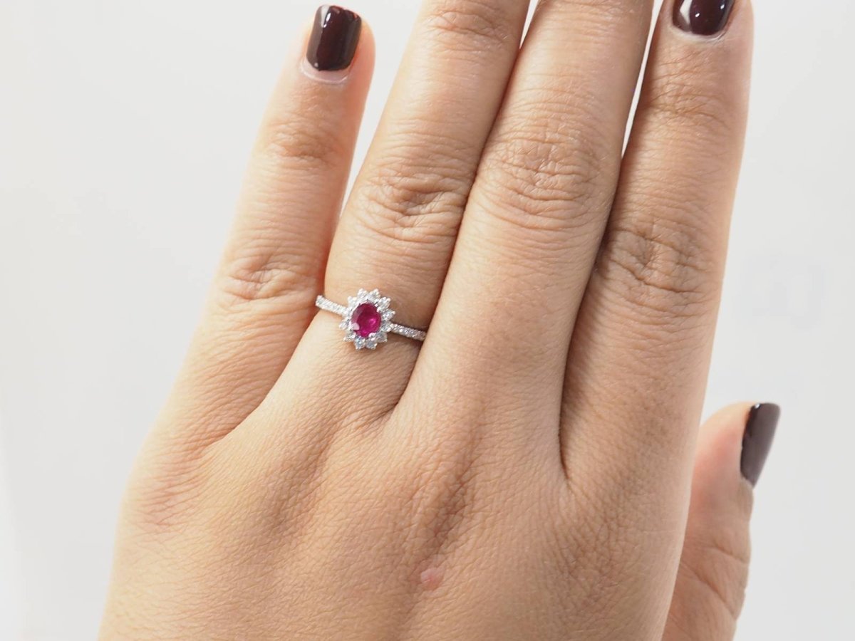 Bague marguerite en or blanc, rubis 0.45ct et diamants - Castafiore