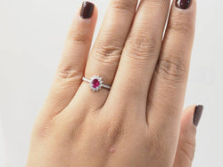 Bague marguerite en or blanc, rubis 0.45ct et diamants - Castafiore