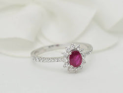 Bague marguerite en or blanc, rubis 0.45ct et diamants - Castafiore