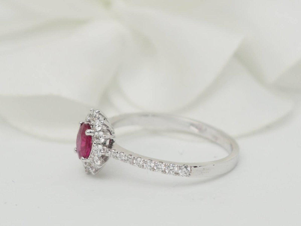 Bague marguerite en or blanc, rubis 0.45ct et diamants - Castafiore