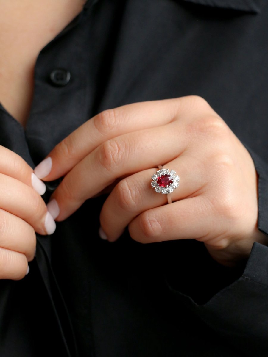 Bague Marguerite en or blanc, rubis et diamants - Castafiore