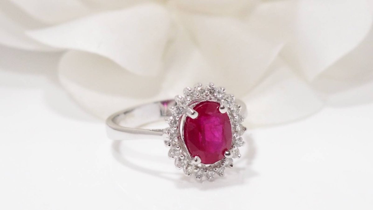 Bague marguerite en or blanc, rubis et diamants - Castafiore