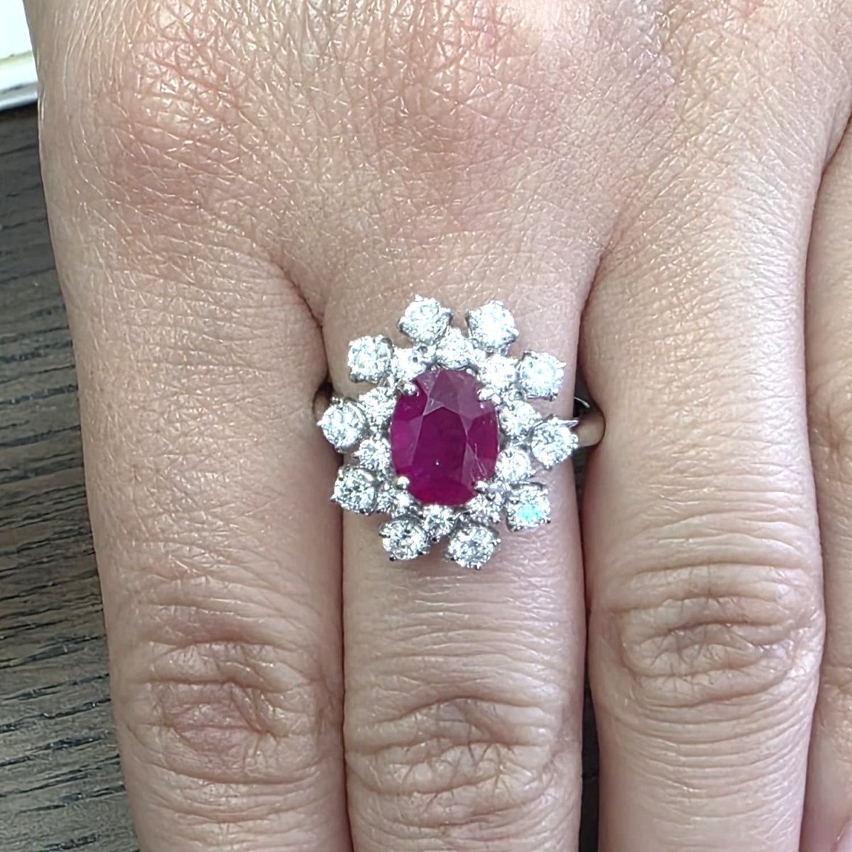 Bague Marguerite en or blanc, rubis et diamants - Castafiore