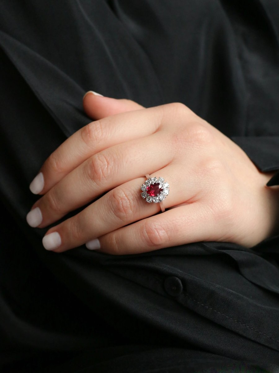 Bague Marguerite en or blanc, rubis et diamants - Castafiore