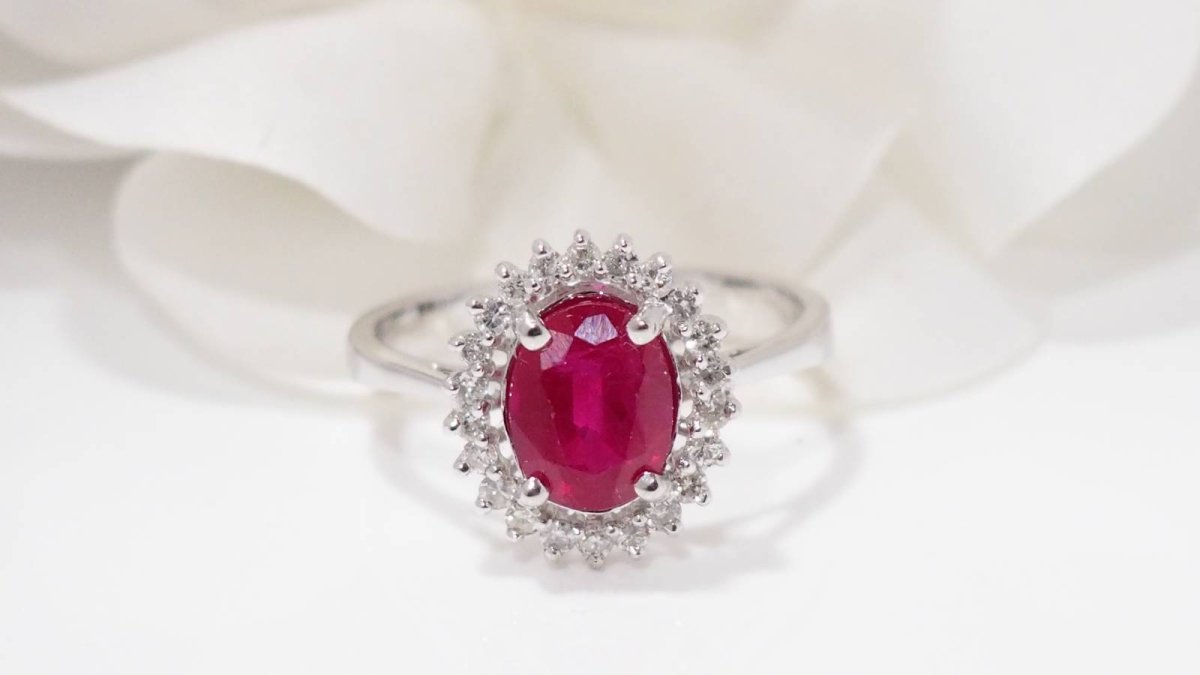 Bague marguerite en or blanc, rubis et diamants - Castafiore