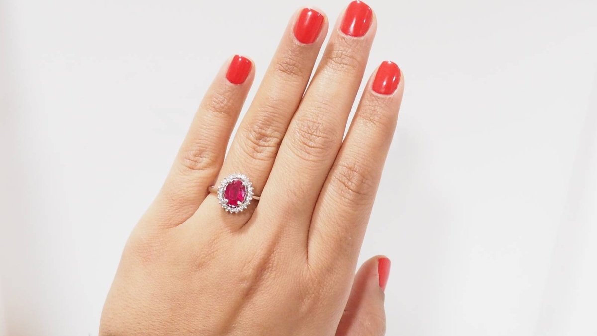 Bague marguerite en or blanc, rubis et diamants - Castafiore