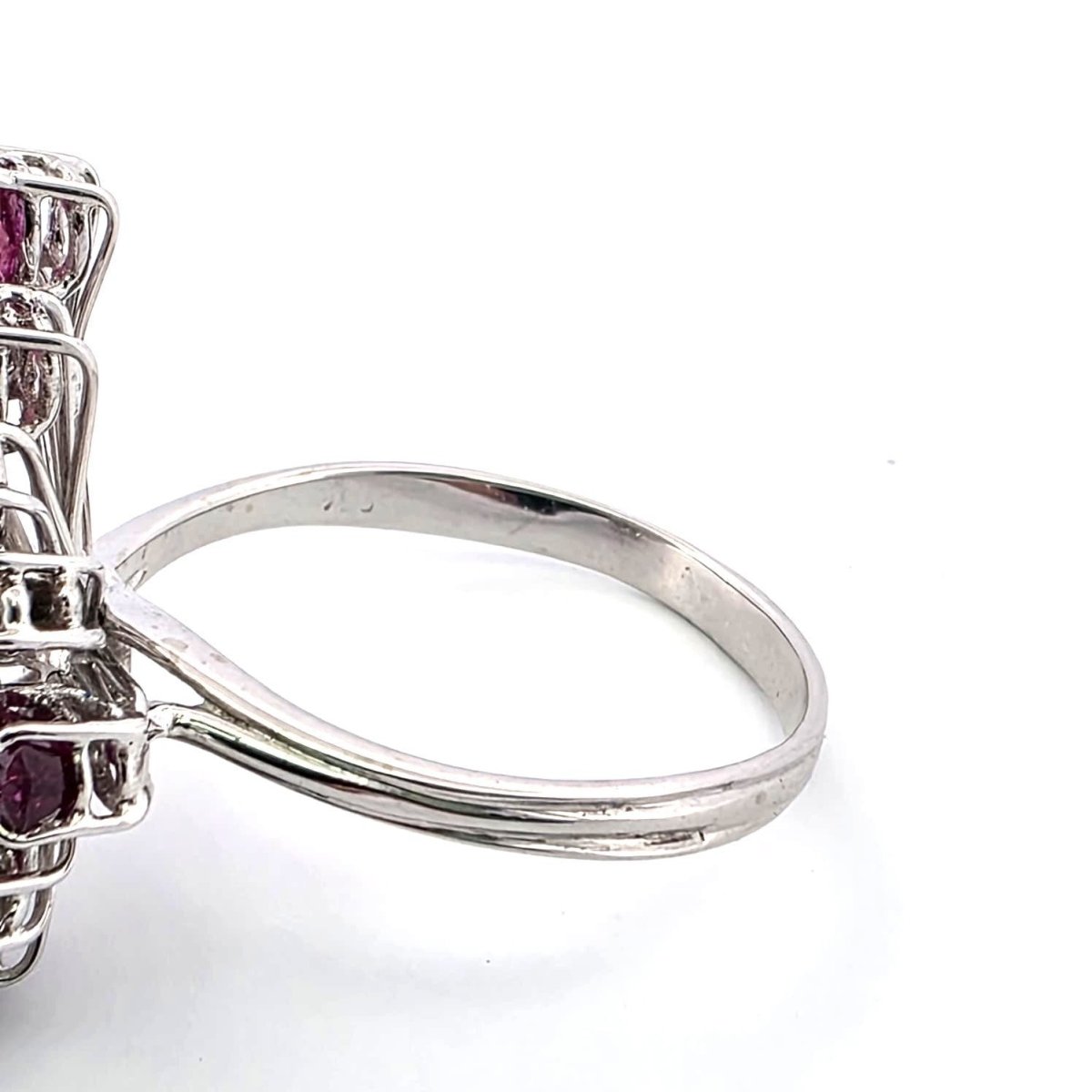 Bague Marguerite en or blanc, rubis et diamants - Castafiore