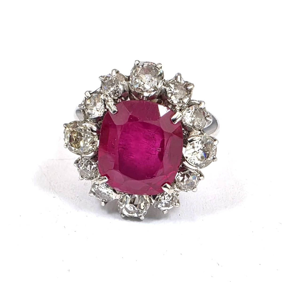 Bague Marguerite en or blanc, rubis et diamants