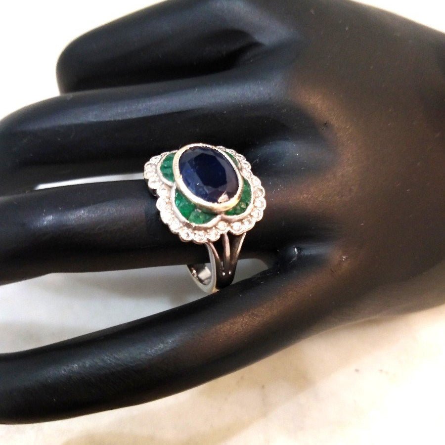 Bague Marguerite en or blanc, saphir, émeraudes, diamants - Castafiore