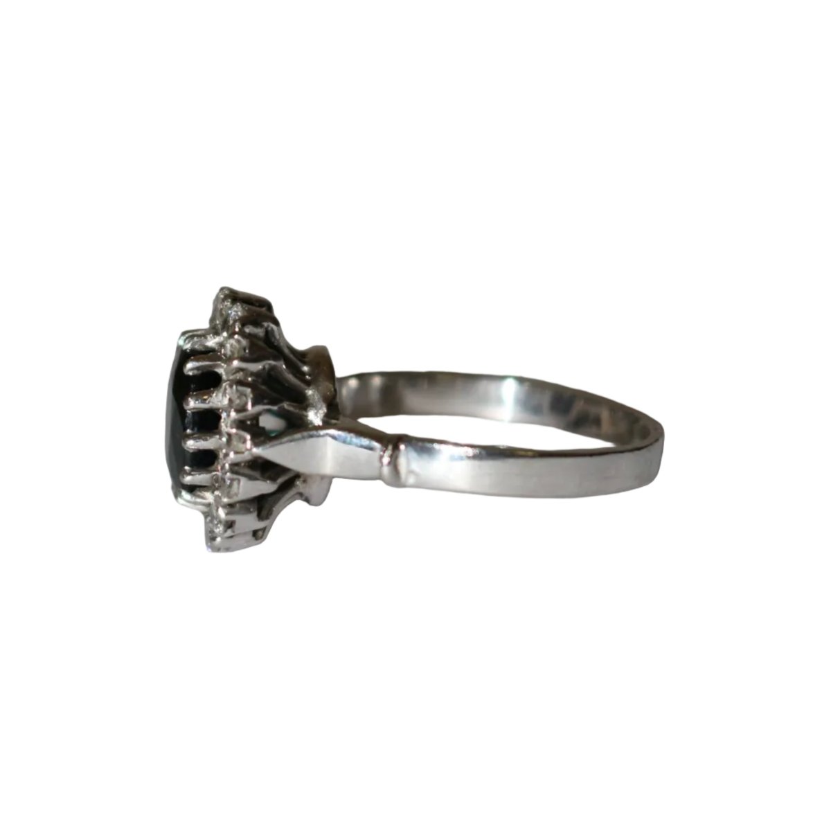 Bague Marguerite en or blanc, saphir, et diamants - Castafiore