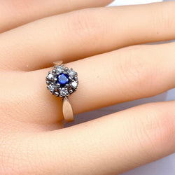 Bague Marguerite en or blanc, saphir et diamants - Castafiore