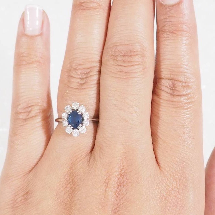 Bague Marguerite en or blanc, saphir et diamants - Castafiore