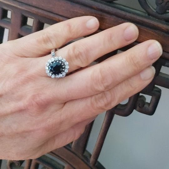 Bague Marguerite en or blanc, saphir, et diamants - Castafiore