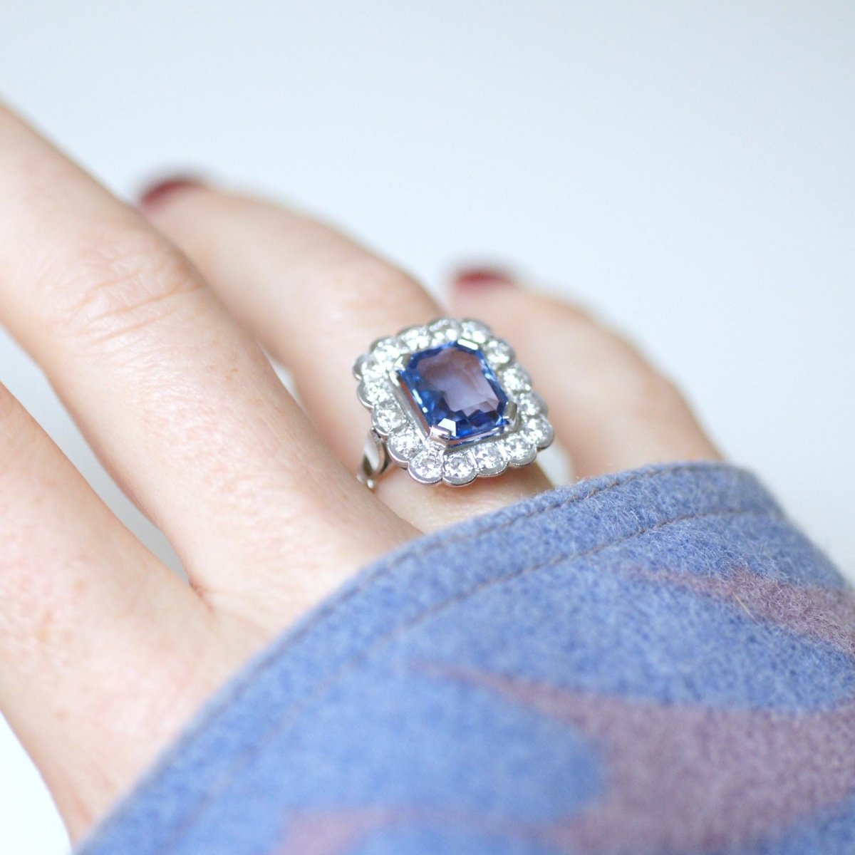 Bague Marguerite en or blanc, saphir, et diamants - Castafiore