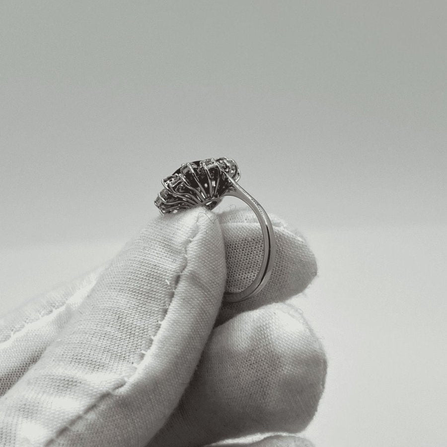 Bague marguerite en or blanc saphir et diamants - Castafiore